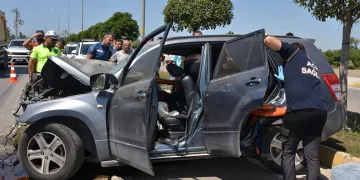 Antalya’da iş makinesi ile çarpışan otomobildeki sürücü ve eşi yaralandı