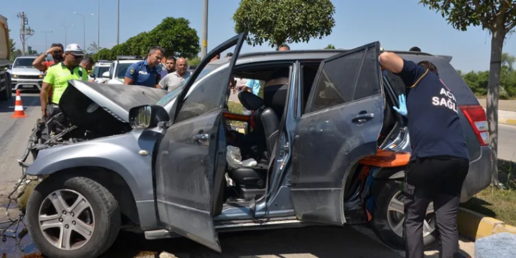 Antalya’da iş makinesi ile çarpışan otomobildeki sürücü ve eşi yaralandı