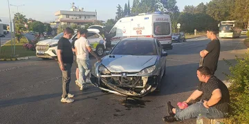 Manavgat’ta 2 otomobil çarpıştı: 3 yaralı