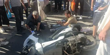 Yaya geçidinde motosikletler çarpıştı: 3 yaralı