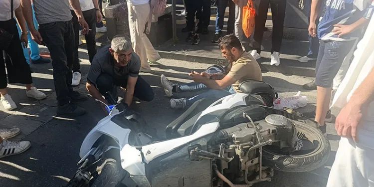 Yaya geçidinde motosikletler çarpıştı: 3 yaralı