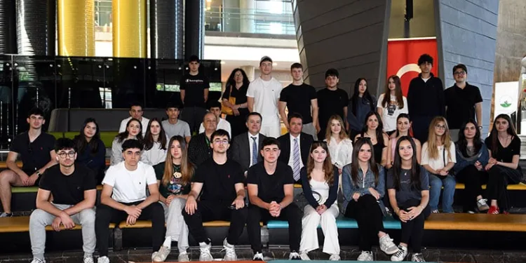 Erkan Aydın örnek liselilerle bir araya geldi