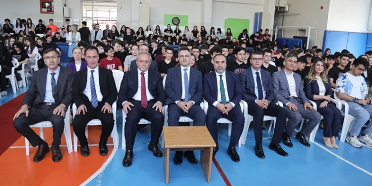 ‘100 Okul 100 Akademisyen Projesi’nin ilki gerçekleşti