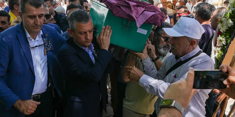 CHP lideri Özel Manisa’da cenaze törenine katıldı