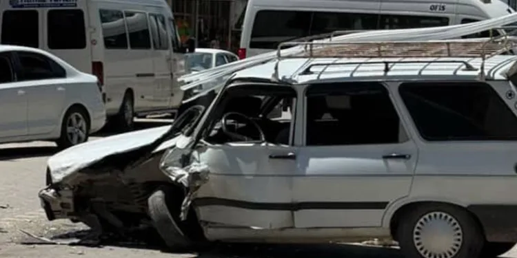 Minibüs ile otomobil çarpıştı