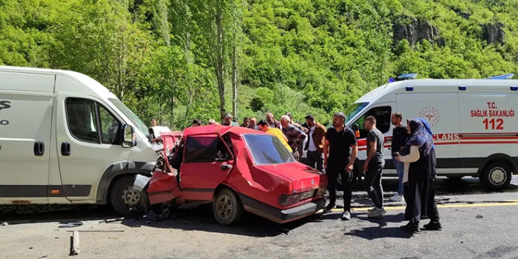 Erzurum’da minibüsle çarpışan araç hurdaya döndü