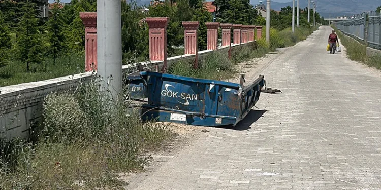 Uşak’ta hemzemin geçitte traktör ile tren çarpıştı