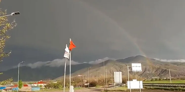Elazığ’da gökkuşağı görenleri mest etti