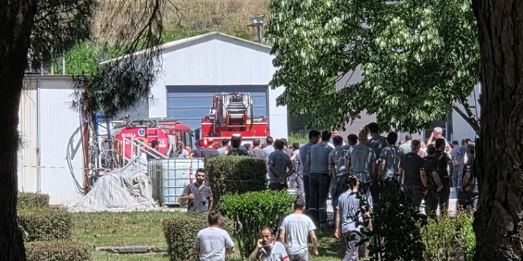 Yat fabrikasındaki yangın paniği