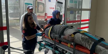 İnşaat iskelesi çöktü: 2 yaralı