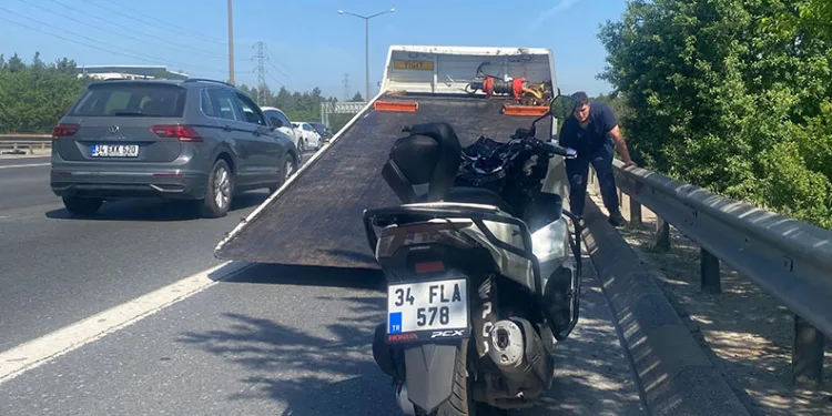 Ümraniye’de motosiklet belediye işçisine çarptı: 1’i ağır 2 yaralı