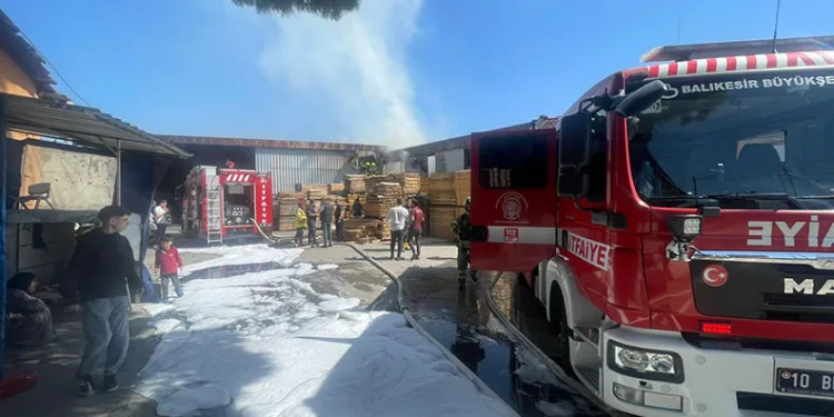 Balıkesir’de mobilya atölyesinde korkutan yangın