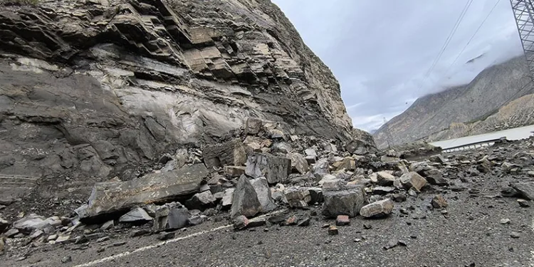 Erzurum-Artvin kara yolunda heyelan
