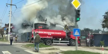 Alevler 2 katlı binayı kül etti