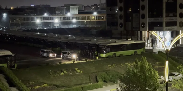 Belediyeye ait otobüsü çalmaya çalışan hırsızlar suçüstü yakalandı