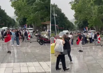 Bursa’da fırtına reklam panosunu uçurdu
