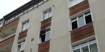 Babasına kızıp evi ateşe verdi