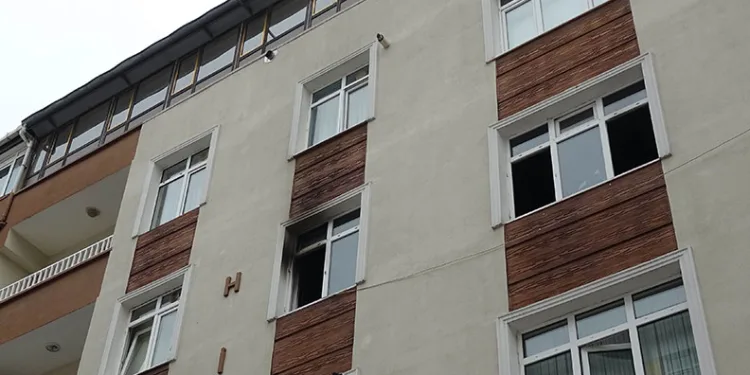 Babasına kızıp evi ateşe verdi