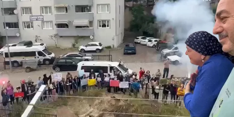 Öğrencilerden hasta öğretmenlerine duygu dolu ziyaret
