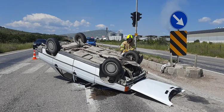Gönen’de trafik kazası: Takla atan araçta 2 kişi yaralandı