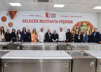 Bursa protokolünün eşleri BTSO Mutfak Akademi’ye katıldı