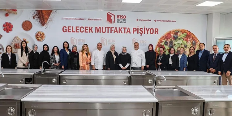 Bursa protokolünün eşleri BTSO Mutfak Akademi’ye katıldı