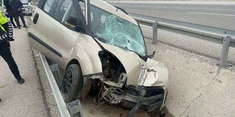 Refüje giren hafif ticari araçta 3 kişi yaralandı