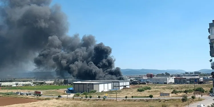 İzmir’de plastik sandalye fabrikasında yangın