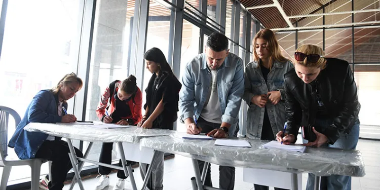 Tarihi koşuya katılacak sporseverler numaralarını aldı