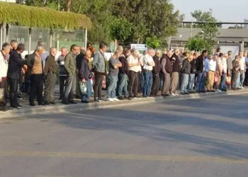 İzmir’de 23 bin işçi greve çıktı, otobüs duraklarında yoğunluk oluştu
