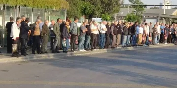 İzmir’de 23 bin işçi greve çıktı, otobüs duraklarında yoğunluk oluştu