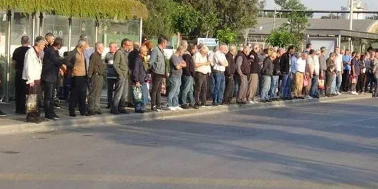 İzmir’de 23 bin işçi greve çıktı, otobüs duraklarında yoğunluk oluştu
