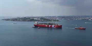 ‘Osman Gazi’ platformunun boğazdan geçişi dron ile görüntülendi