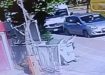 Bankamatikten para çekti, servis aracının altında kaldı