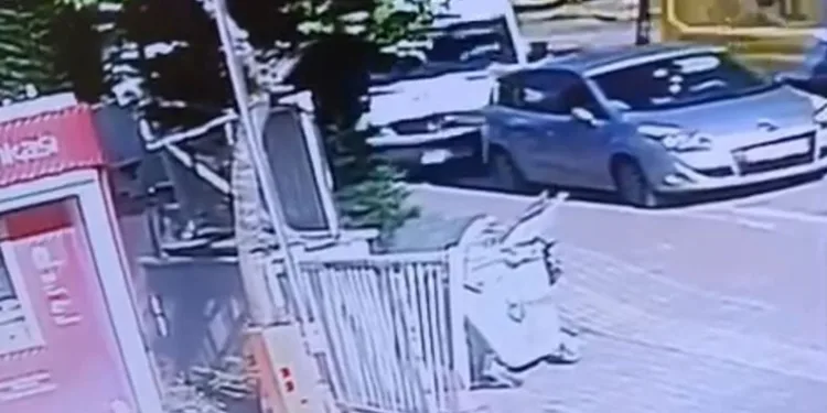 Bankamatikten para çekti, servis aracının altında kaldı