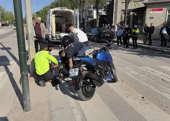 Bursa’da kaza yapan motosikletteki 2 kişi yaralandı