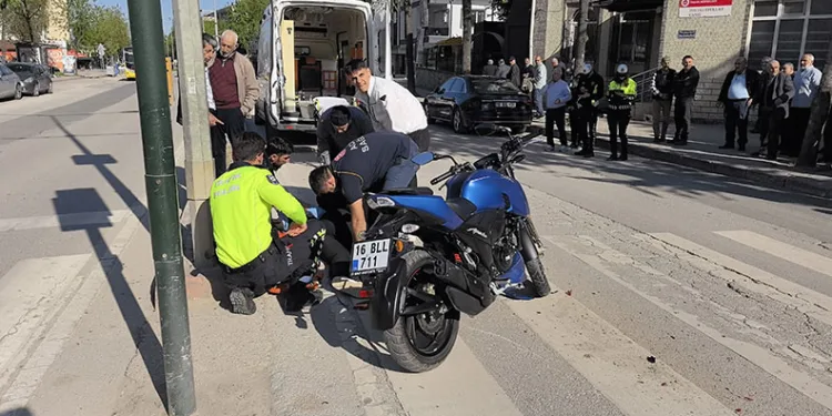 Bursa’da kaza yapan motosikletteki 2 kişi yaralandı