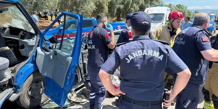 Bursa’da otomobil jandarma ekibiyle çarpıştı: 1 ölü 2 yaralı