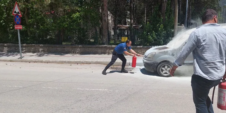 Yanan aracı polis söndürdü