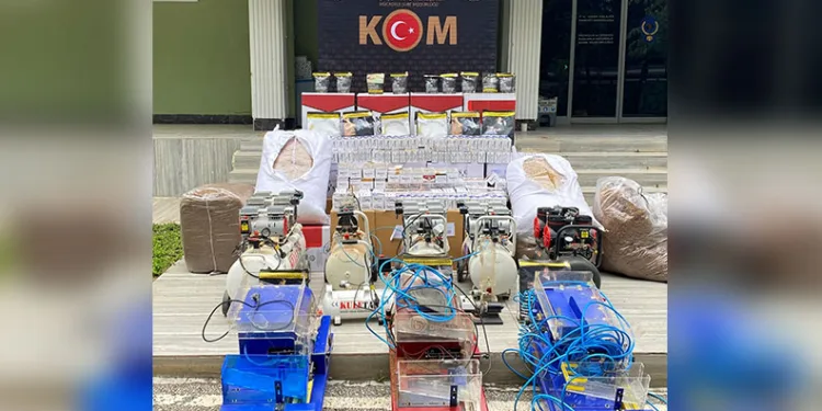 Depremde ölenlerin altınlarını zimmetine geçiren eski polis hakkında dava açıldı