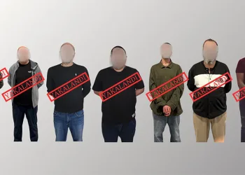 16 yaşındaki sürücü kaldırımdaki panoya çarptı