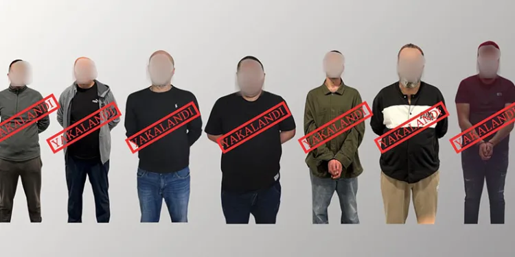 16 yaşındaki sürücü kaldırımdaki panoya çarptı