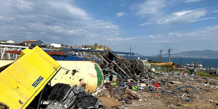 Aliağa’da 15 bin ton tehlikeli atık etrafa saçılmış