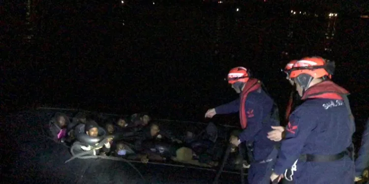 Lastik botta 48 göçmen yakalandı