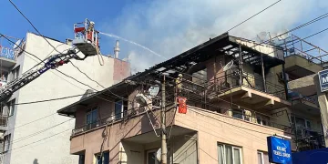 İzmir’de çatı yangını