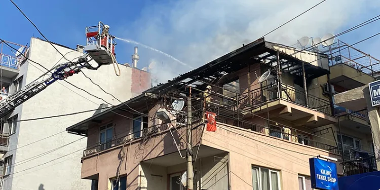 İzmir’de çatı yangını
