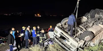 Takla atan tır ters döndü: 1 ölü, 1 yaralı