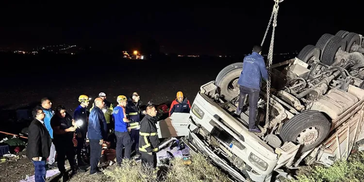 Takla atan tır ters döndü: 1 ölü, 1 yaralı