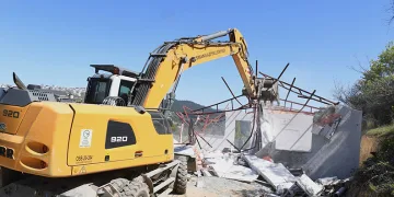 25 kaçak yapı yıkıldı