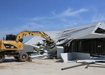 Nilüfer’de iki kaçak fabrika yerle bir edildi